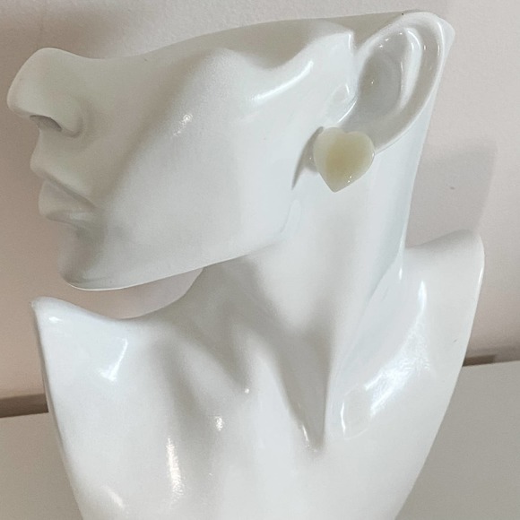 VTG White Pearlescent Heart Stud Earrings - Picture 2 of 6